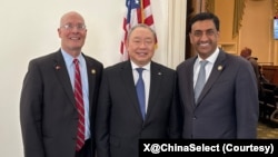 众议院美国与中国共产党战略竞争特设委员会主席、共和党众议员穆勒纳尔、该委员会首席民主党成员卡纳与台湾驻美代表俞大㵢在国会山合影。(2026年2月11日)