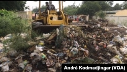 Opération d'enlèvement d'ordure par la mairie centrale de N'Djamena suite au mécontentement des élèves et étudiants, le 29 septembre 2019. (VOA/André Kodmadjingar)