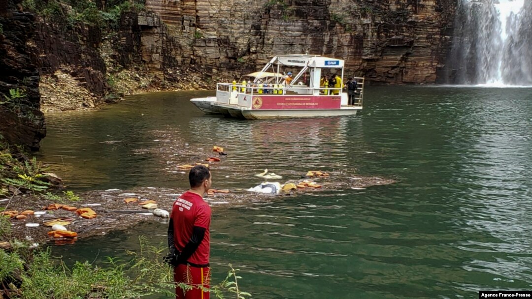 Bombeiras procuram por sobreviventes no Lago de Furnas, Capitolio, Minas Gerais, Brasil