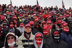 Seguidores de Trump durante su evento de campaña en Lansing, Michigan.