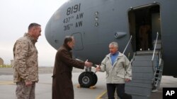 Menteri Pertahanan Amerika Chuck Hagel disambut Duta Besar Amerika James B. Cunningham di Kabul, Sabtu, 7 Desember 2013.