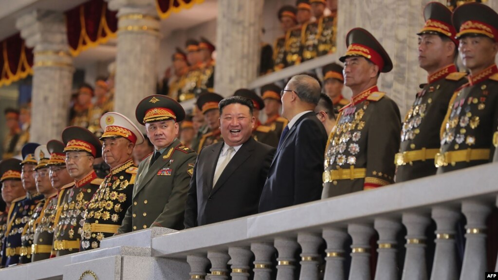 朝鲜领导人金正恩2023年7月27日与来访的中国和俄罗斯高级官员出席大型阅兵式。（朝鲜官方照片）(photo:VOA)