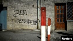 Graffiti sur un mur de la ville basque de Mondragon le 25 février 2018, trois jours après que l'ETA a annoncé un vote des ses membres pour mettre fin à 50 ans de lutte armée.