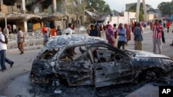 Nesta imagem de arquivo, um carro-bomba detonado em Fevereiro no Hotel SYL. 