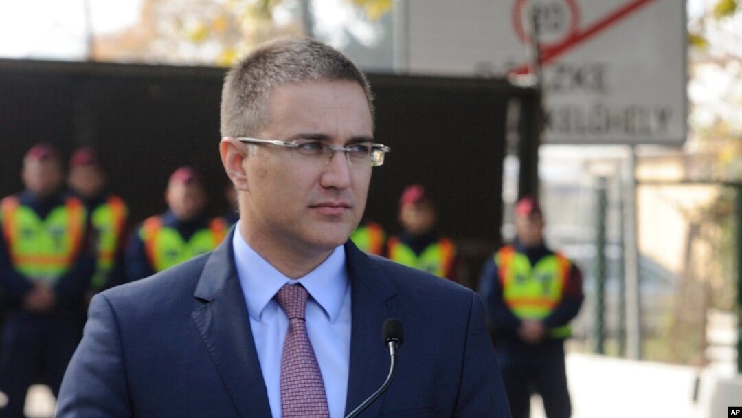 Menteri Dalam Negeri Serbia Nebojsa Stefanovic di Roszke, Hungaria, 22 October 2015 (Foto: dok). 