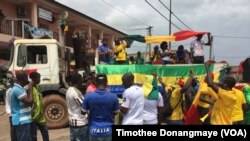 Des supporters du Mali dans les rues de Port-Gentil avant le match du groupe D, au Gabon, le 17 janvier 2017. (VOA/ Timothee Donangmaye)