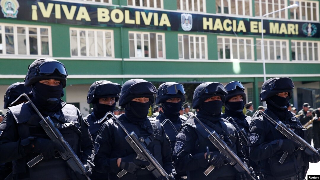 E ministro de Gobierno, Arturo Murillo, presentó a la unidad especial en el departamento de La Paz, el martes 3 de diciembre de 2019. Está conformada por 60 uniformados entrenados para combatir el terrorismo.