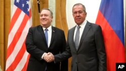 Menlu AS Mike Pompeo (kiri) dan Menlu Rusia Sergey Lavrov berpose sebelum pembicaraan di kota resor Sochi, Rusia, Selasa (14/5). 