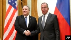 Le secrétaire d'État américain Mike Pompeo, à gauche, et le ministre russe des Affaires étrangères, Sergueï Lavrov, avant leur entretien dans la ville balnéaire de Sochi, dans le sud de la Russie, le 14 mai 2019. 