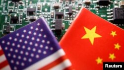 Zastave SAD i Kine preko ploče sa čipovima. (Foto: Reuters/Florence Lo)