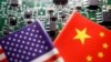 Zastave SAD i Kine preko ploče sa čipovima. (Foto: Reuters/Florence Lo)