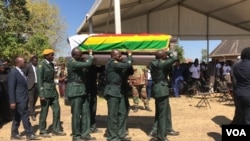 Soldiers carry a coffin with the body of former Zimbabwean president Robert Mugabe before his burial in Zvimba, Zimbabwe, Sept. 28, 2019. (C. Mavhunga/VOA)