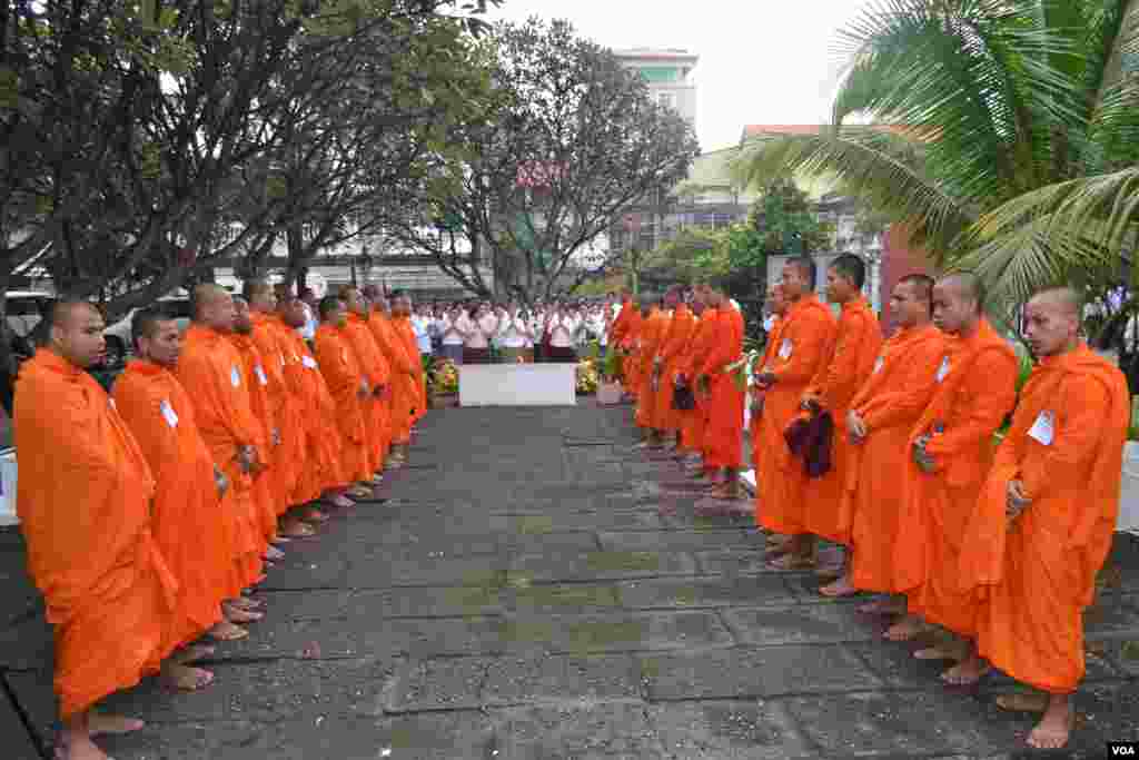 ពិធី​បង្សុកូល​នៅ​នៅ​មន្ទីរ​ស-២១ ក្នុង​រាជធានី​ភ្នំពេញ​ កាល​ពី​ថ្ងៃ​ព្រហស្បតិ៍ ទី​០៤ ខែ​តុលា ឆ្នាំ​២០១៨។ (ណឹម សុភ័ក្រ្តបញ្ញា/VOA)