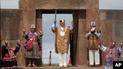 Evo Morales alza el bastón de mando durante la ceremonia ritual andina, el miércoles, 21 de enero de 2015.