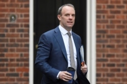 Menteri Luar Negeri Inggris Dominic Raab terlihat di Downing Street di London, 6 Januari 2020. (Foto: Reuters)