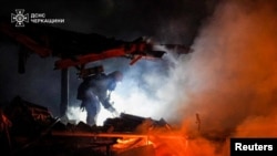Пожарный работает на месте удара ракеты и беспилотника в Черкасской области, Украина, 29 марта 2024 года