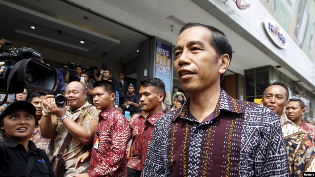Presiden Joko Widodo mengunjungi pusat perbelanjaan Sarinah menyusul serangan senjata dan bom, Januari 2016. (Reuters/Garry Lotulung)