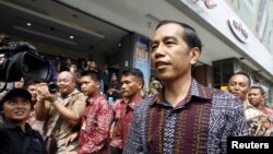 Presiden Joko Widodo mengunjungi pusat perbelanjaan Sarinah menyusul serangan senjata dan bom, Januari 2016. (Reuters/Garry Lotulung)