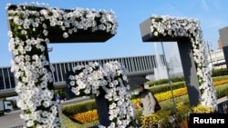 Цветочная инсталляция в Мемориальном музее мира в Хиросиме, установленная в преддверии саммита «Большой семерки»