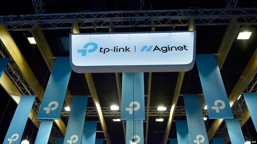 Logo kompanije TP-Link koja proizvodi kompjutersku opremu i logo njene podružnice Aginet, čiji su proizvodi namijenjeni pružaocima internet usluga, na Svjetskom mobilnom kongresu u Barceloni, 28. februara 2023. (Foto: AFP/Pau Barrena)
