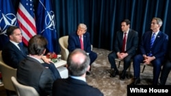 2026年1月26日，特朗普总统在达沃斯会晤北约秘书长吕特(左一)。