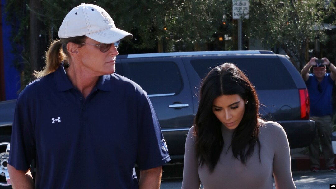 Kim Kardashian dan Bruce Jenner kembali ke mobil mereka setelah makan siang di West Hollywood, California, 21 Oktober 2014. (Foto: dok.)