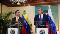 Menteri Luar Negeri Rusia Sergei Lavrov (kanan) dan Menteri Luar Negeri Venezuela Yvan Gil Pinto menghadiri konferensi pers di Caracas, Venezuela, pada 20 Februari 2024. (Foto: Reuters/Leonardo Fernandez Viloria)