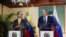 El ministro de Relaciones Exterior de Venezuela, Yvan Gil, junto a su par ruso, Serguei Lavrov, durante una conferencia de prensa en Caracas. 