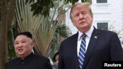 Archivo - El presidente de EE.UU., Donald Trump, (derecha) y el líder de Corea del Norte, Kim Jong Un, durante la cumbre celebrada el 28 de febrero en Hanoi, Vietnam.