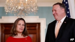 Menteri Luar Negeri Kanada Chrystia Freeland berbicara dengan Menteri Luar Negeri AS Mike Pompeo, sebelum pertemuan antara kedua pejabat di Departemen Luar Negeri, di Washington, 11 Mei 2018.