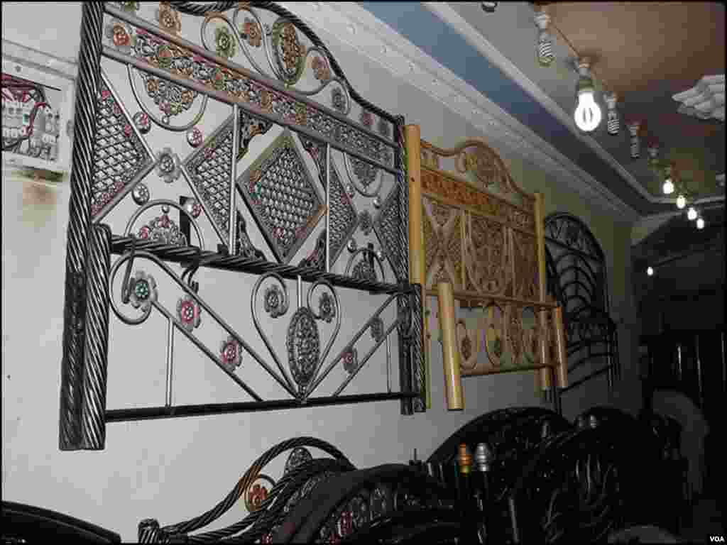 کراچی کی ایک مارکیٹ میں فروخت کیلئے رکھا گیا فرنیچر