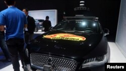 ARCHIVO - Un automóvil Lincoln con equipo autónomo desarrollado por Ford y Baidu se ve en un evento de lanzamiento de productos en Shanghai, China, el 3 de abril de 2019.