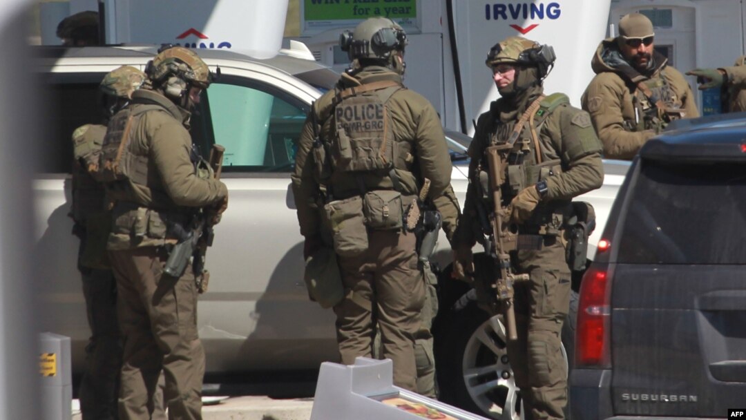 Unit Taktis Kepolisian Kanada berkumpul setelah tersangka penembakan masal di Nova Scotia, berhasil dilumpuhkan, Minggu, 19 April 2020.