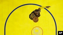 LeBron James (23) des Cavaliers de Cleveland fait un « dunk» contre les Warriors de Golden State au cours de la première mi-temps du deuxième match de la finale NBA de basket-ball à Oakland, en Californie, le 5 juin 2016. (AP / Marcio J. Sanchez)