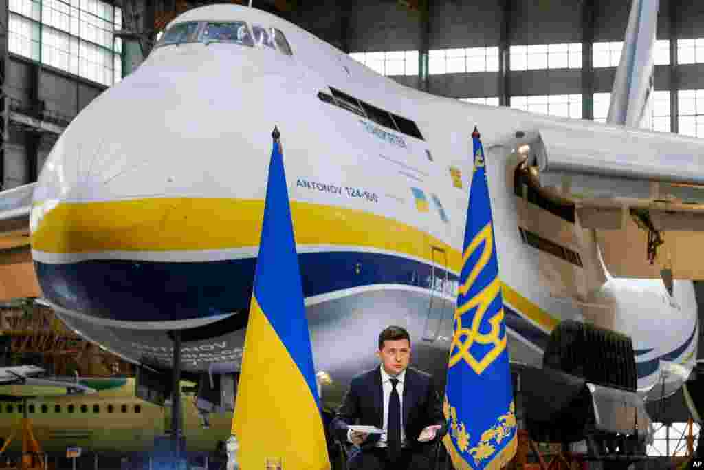کنفرانس خبری رئیس جمهوری اوکراین در مقابل بزرگترین هواپیمای جهان به نام آنتونوف اِی‌اِن- ۲۲۵، در شهر کی‌یف 