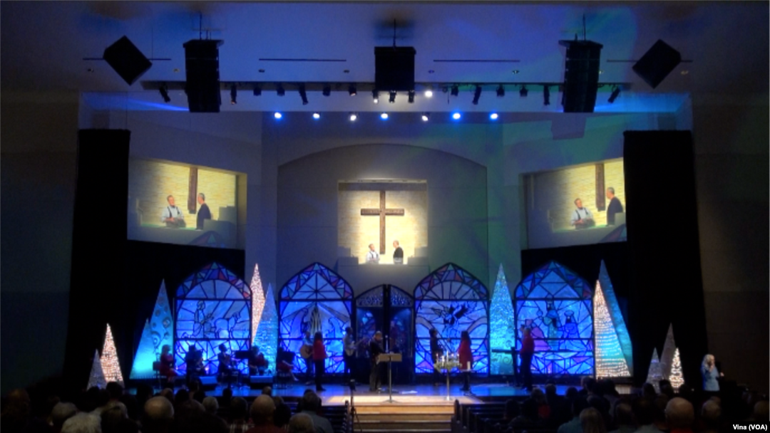 Suasana kebaktian Natal di First Colony Church of Christ, Sugarland negara bagian Texas, Sabtu, 24 Desember 2016 (Foto: VOA/Vina)