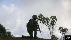 Un soldado lleva a cabo una operación antipandillas en el barrio de Kenscoff, en Puerto Príncipe, Haití, el lunes 3 de febrero de 2025.