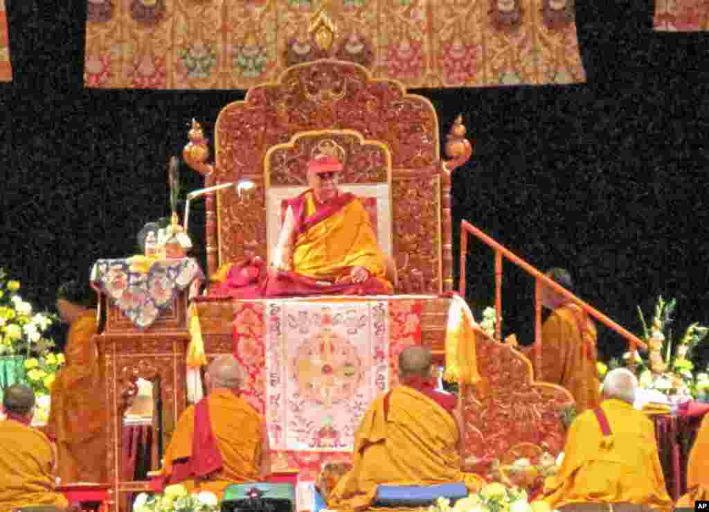 达赖喇嘛在坛城法座上说法