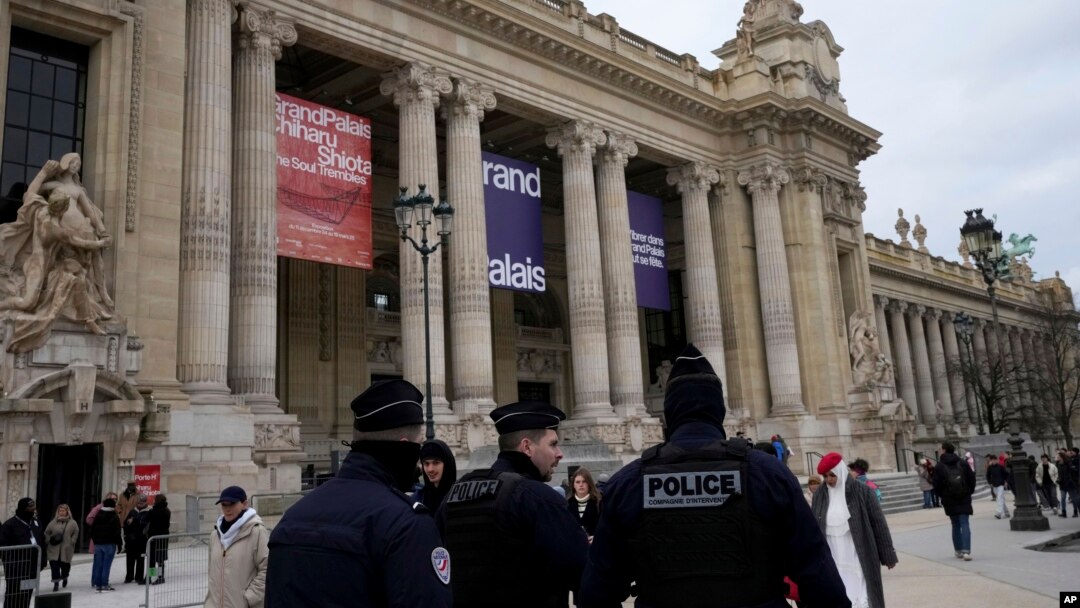 Lapolis fe patwouy devan antre Grand Palais a, kote Some Aksyon AI a pral dewoule nan vil Paris, La Frans, 9 Fevriye 2025. 