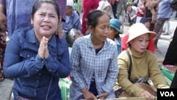 Beung Kak lake land dispute victims protest outside Phnom Penh Court where two prominent Boeung Kak lake activists were charged with incitement and sent to the capital’s notorious Prey Sar prison, Wednesday, August 17, 2016 in Phnom Penh. (Leng Len/VOA Khmer)