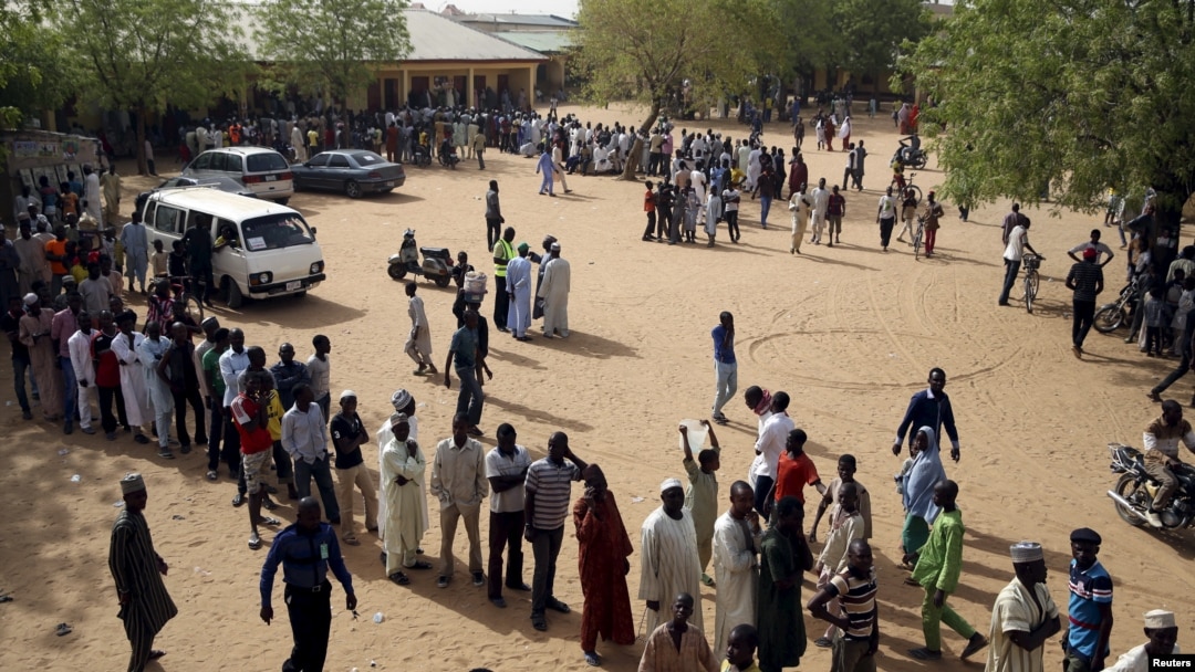 Para calon pemilih antri di sebuah sekolah yang digunakan sebagai TPS di Kano, 28 Maret 2015 (REUTERS/Goran Tomasevic).