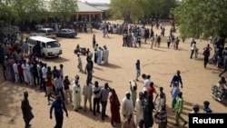 Para calon pemilih antri di sebuah sekolah yang digunakan sebagai TPS di Kano, 28 Maret 2015 (REUTERS/Goran Tomasevic).