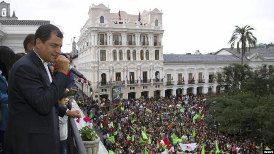 Presiden Ekuador, Rafael Correa memberikan salam kepada para pendukungnya dari balkon istana Carondelet di Quito, 17 February 2013. (Foto: dok).Correa menang telak dalam pemilihan presiden dan memimpin kembali Ekuader untuk masa jabatan ketiga.