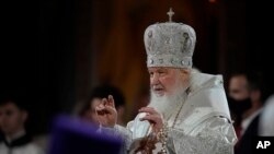 El patriarca de la Iglesia Ortodoxa Rusa, Cirilo, dirige el oficio de Pascua en la Catedral de Cristo el Salvador, Moscú, Rusia, 24 de abril de 2022.