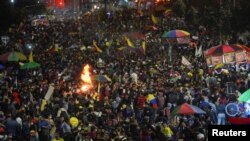 Los manifestantes protestan en Bogotá el 15 de mayo de 2021 contra los abusos policiales, en reclamos que iniciaron el 28 de abril en varias partes del país.