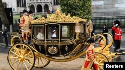 Raja Charles III dan istrinya Permaisuri Camilla terlihat di Diamond Jubilee Coach di Westminster Abbey, di London, Inggris, 6 Mei 2023. (Foto: Kevin Quigley via REUTERS)