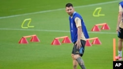 La selección argentina de fútbol está en vilo por la participación de Lionel Messi en los cuartos de final de la Copa América contra Ecuador debido a una lesión muscular. 