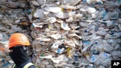 오스트리아에서 말레이시아로 떠내려온 프라스틱 폐기물들이 지난해 5월 말레이시아 클랑 항에 쌓여있다.