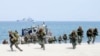 Marinir Filipina dan AS melakukan latihan militer gabungan. Kedua negara tersebut dan Prancis menggelar latihan maritim multilateral di lepas pantai Provinsi Palawan, Filipina, pada Kamis (25/4). (Foto: AP)