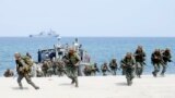 Marinir Filipina dan AS melakukan latihan militer gabungan. Kedua negara tersebut dan Prancis menggelar latihan maritim multilateral di lepas pantai Provinsi Palawan, Filipina, pada Kamis (25/4). (Foto: AP)
